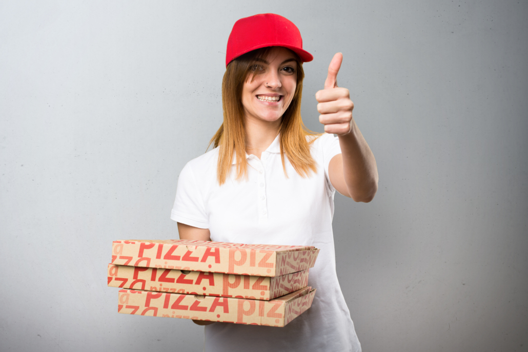 Муж смотрит как жена сосет доставщику пиццы